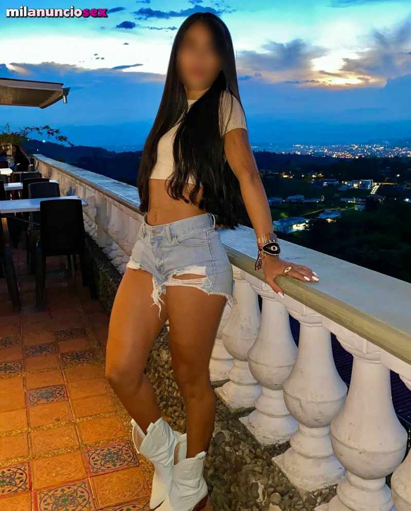 joven latina complaciente y discreta