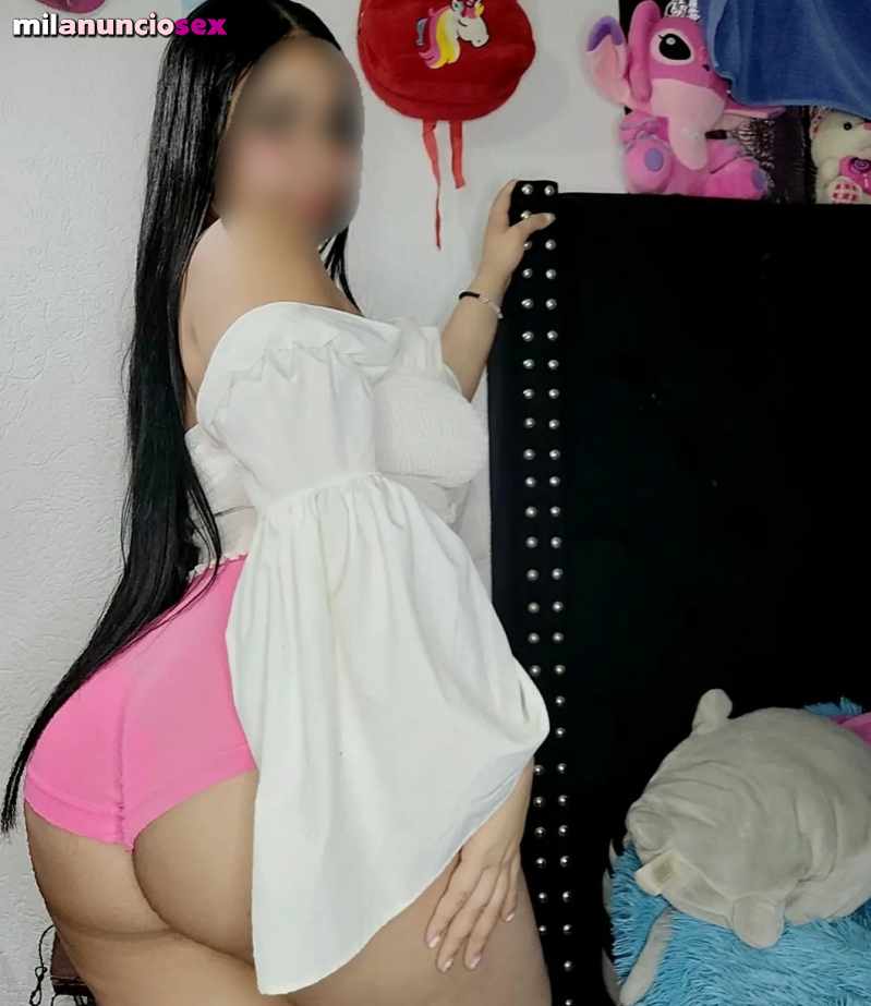 joven latina complaciente y discreta