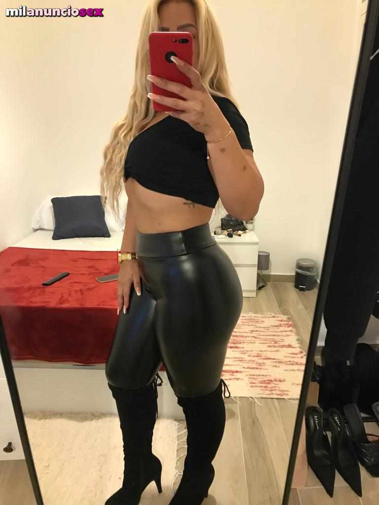 Latina rubia exuberante