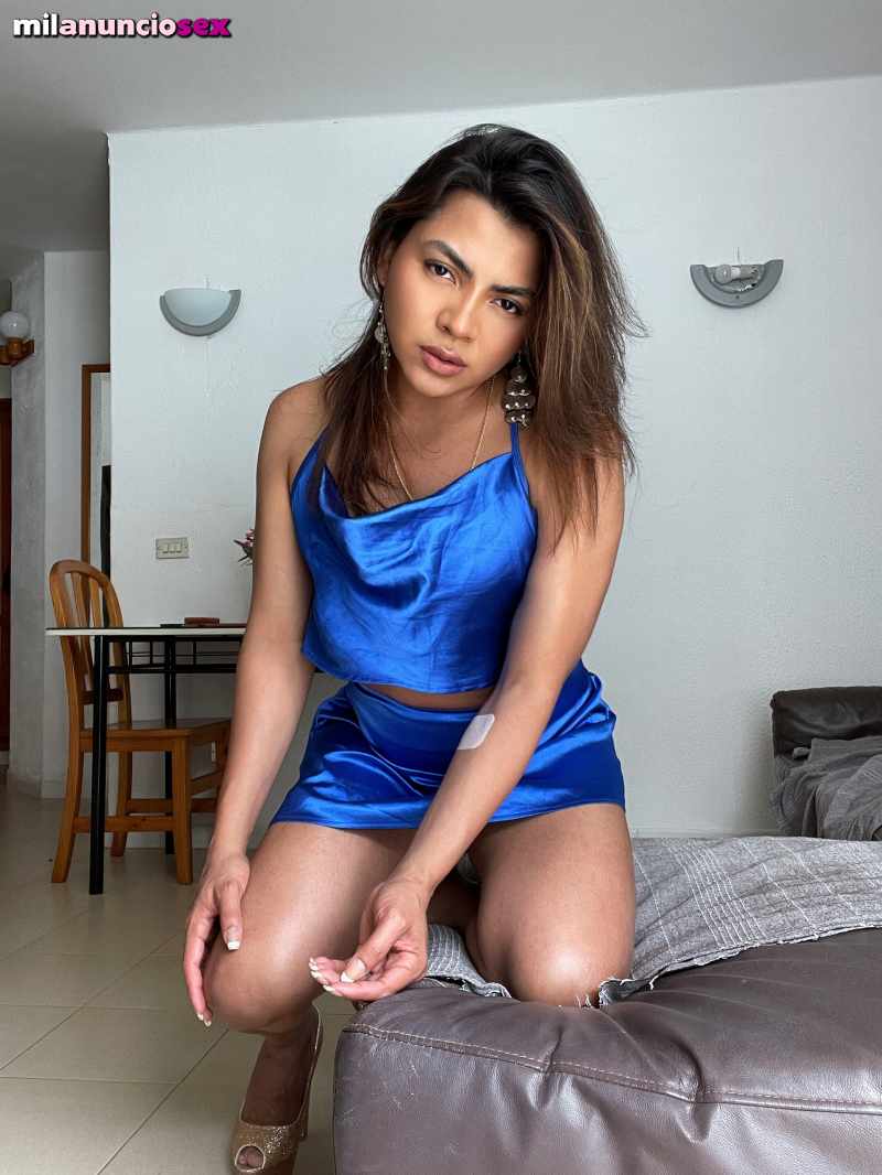 Chica Trans femenina, morena juguetona.