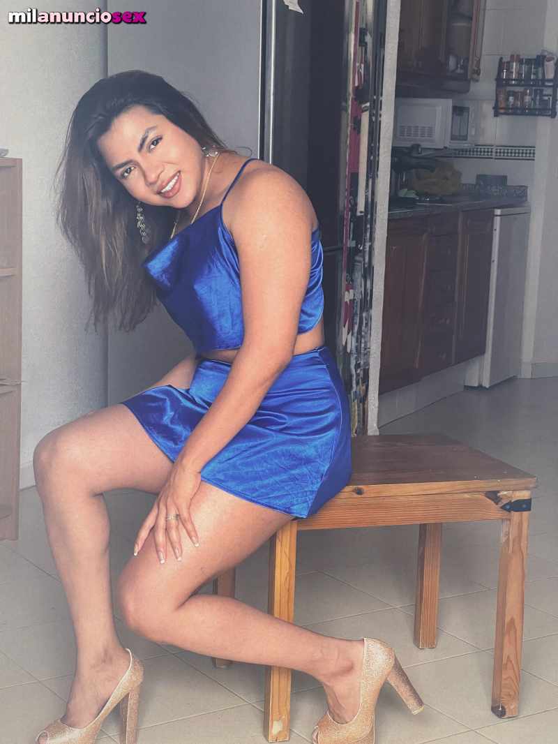 Chica Trans femenina, morena juguetona.