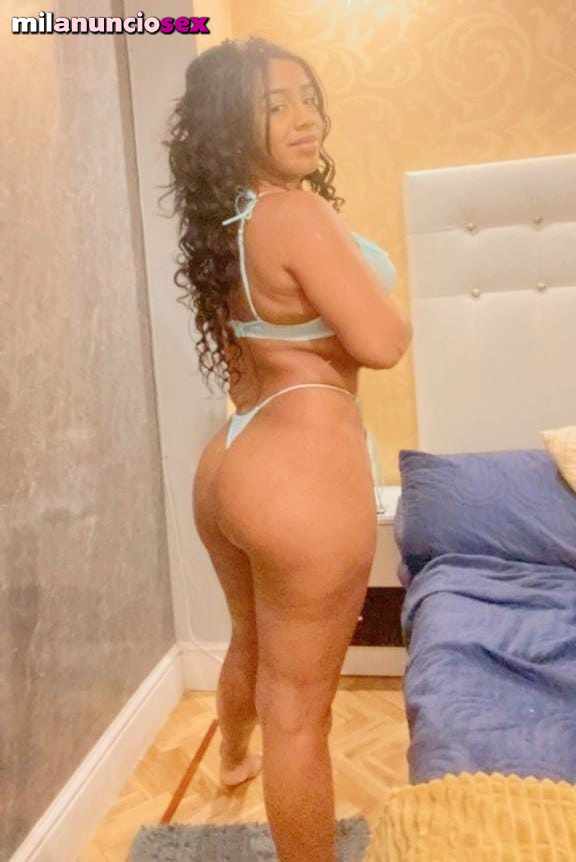 TRAVIESA, SEDUCTORA MUJER MUY GUAPA