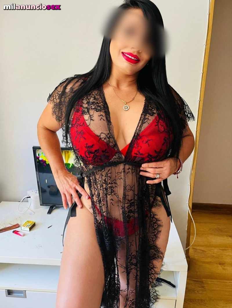 Latina dominante sexy guapa