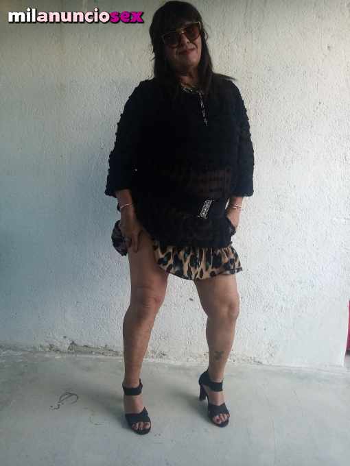 Hombre madurito se viste de mujer