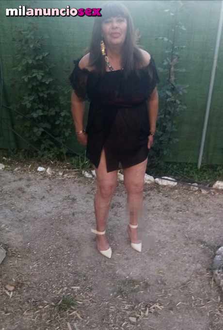 Hombre madurito se viste de mujer
