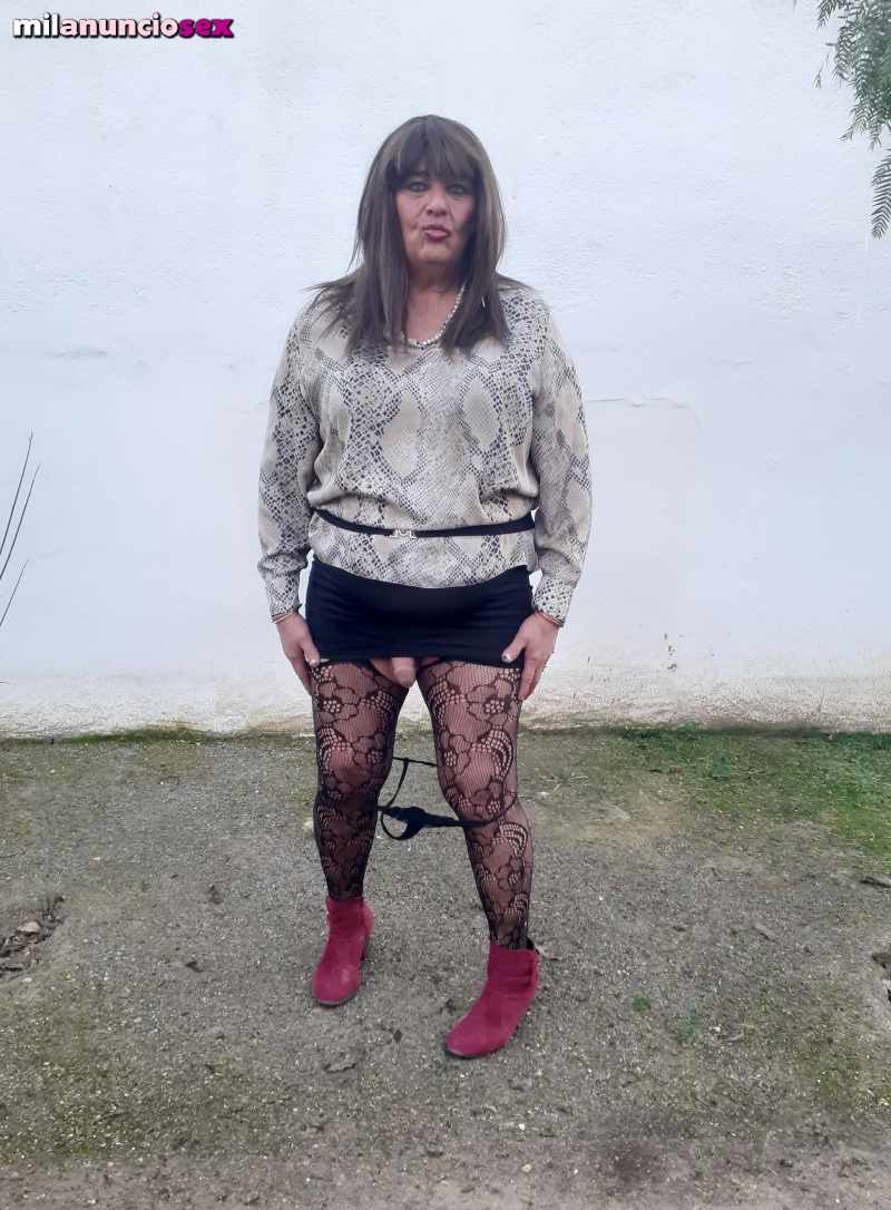 Hombre madurito se viste de mujer