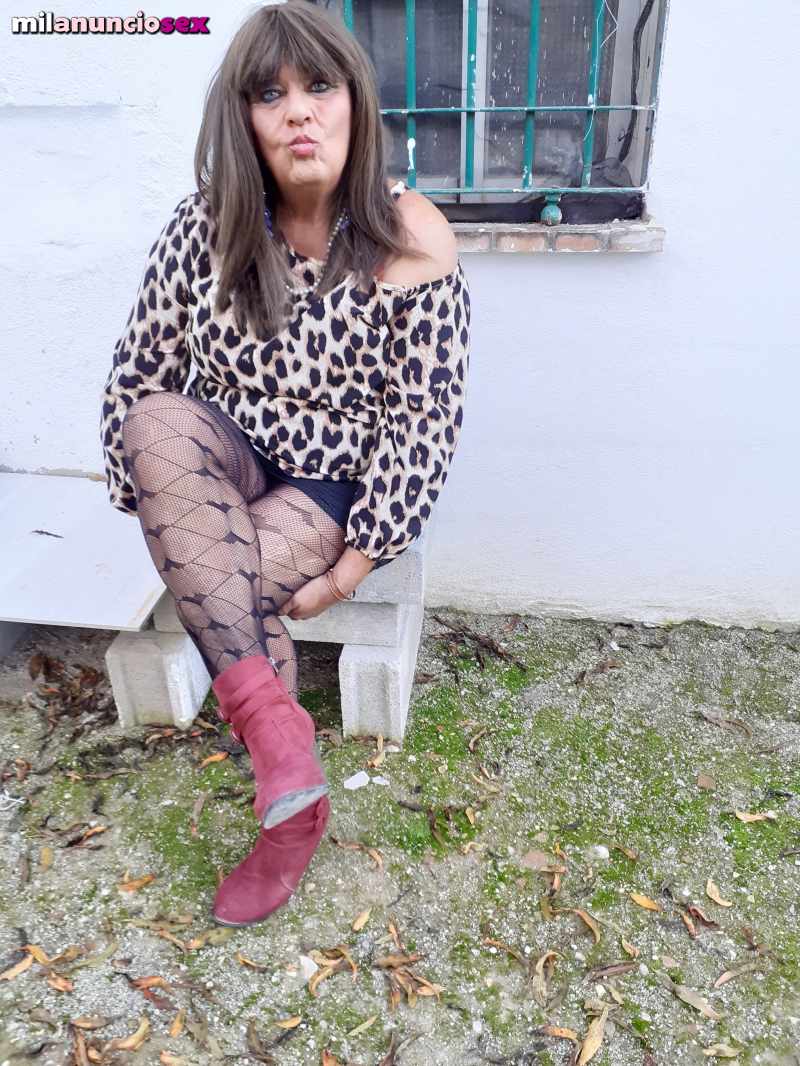 Hombre madurito se viste de mujer