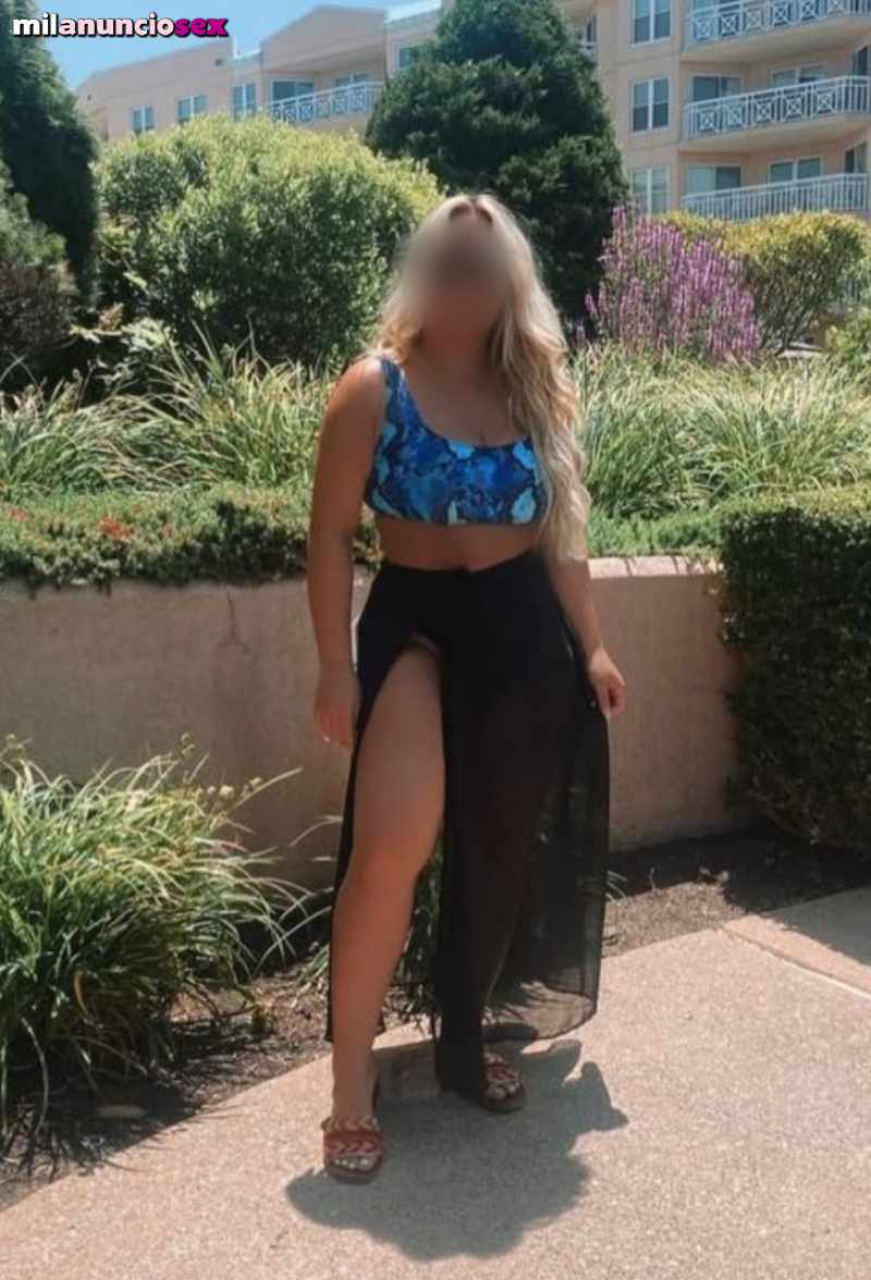 Jovencita y rubia muy sexy...